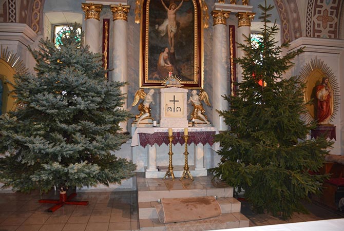A templomban és környékén vasárnap óta lázasan készülődnek Krisztus születésének ünnepére.